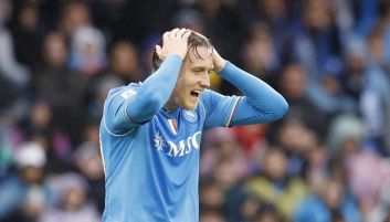 Piotr Zieliński (fot. Getty Images) Piłkarze FC Barcelona (fot. Getty Images)