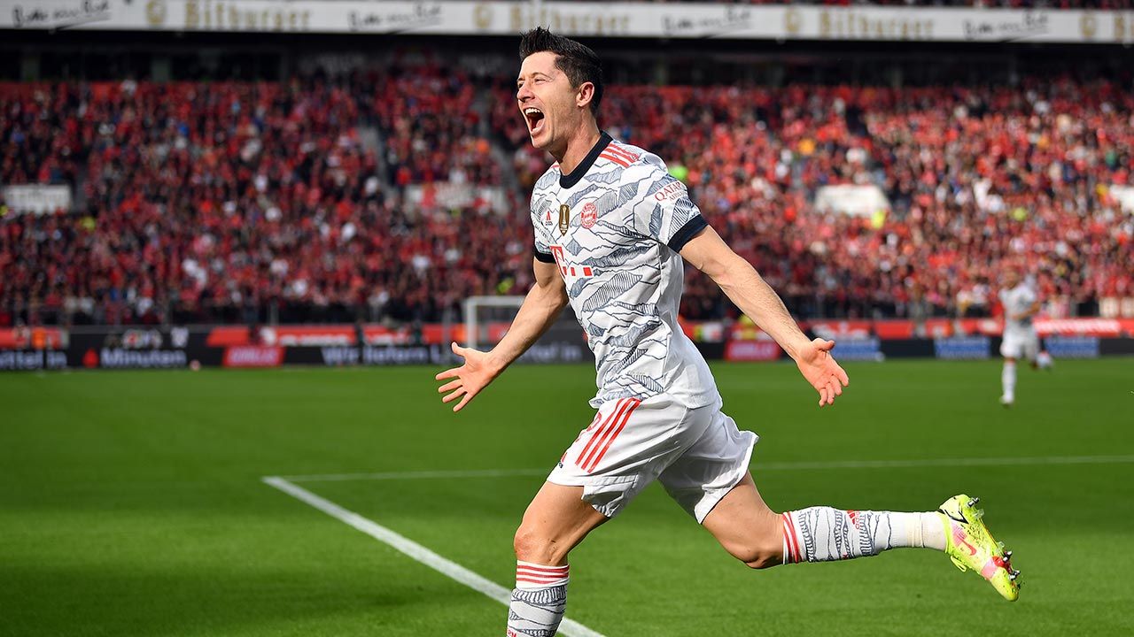 Robert Lewandowski zdobył dwie bramki w meczu z Bayerem Leverkusen (fot. Lukas Schulze/Getty Images) Robert Lewandowski zdobył dwie bramki w meczu z Bayerem Leverkusen (fot. Lukas Schulze/Getty Images)