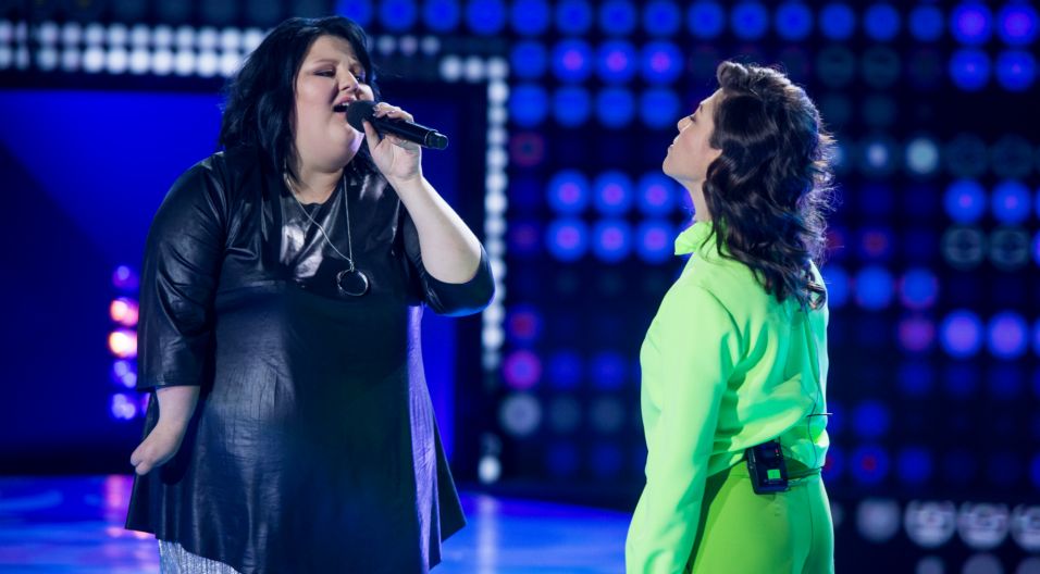 Aleksandra Nykiel zachwyciła Natalię Kukulską w odcinku poświęconym jej mamie Annie Jantar. W finale zaśpiewały „Wielka dama tańczy sama”, zaś w losowaniu Ola trafiła na „Łatwopalnych” Maryli Rodowicz (fot. J. Bogacz/TVP)