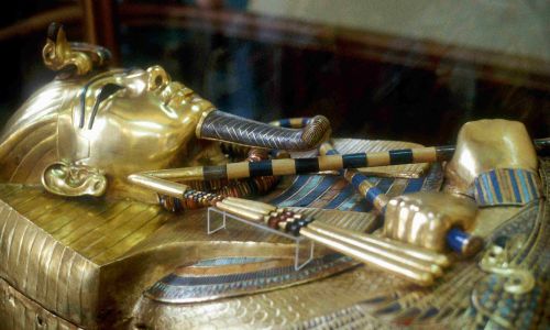 Złoty sarkofag faraona. Fot.  Ann Ronan Pictures/Print Collector/Getty Images