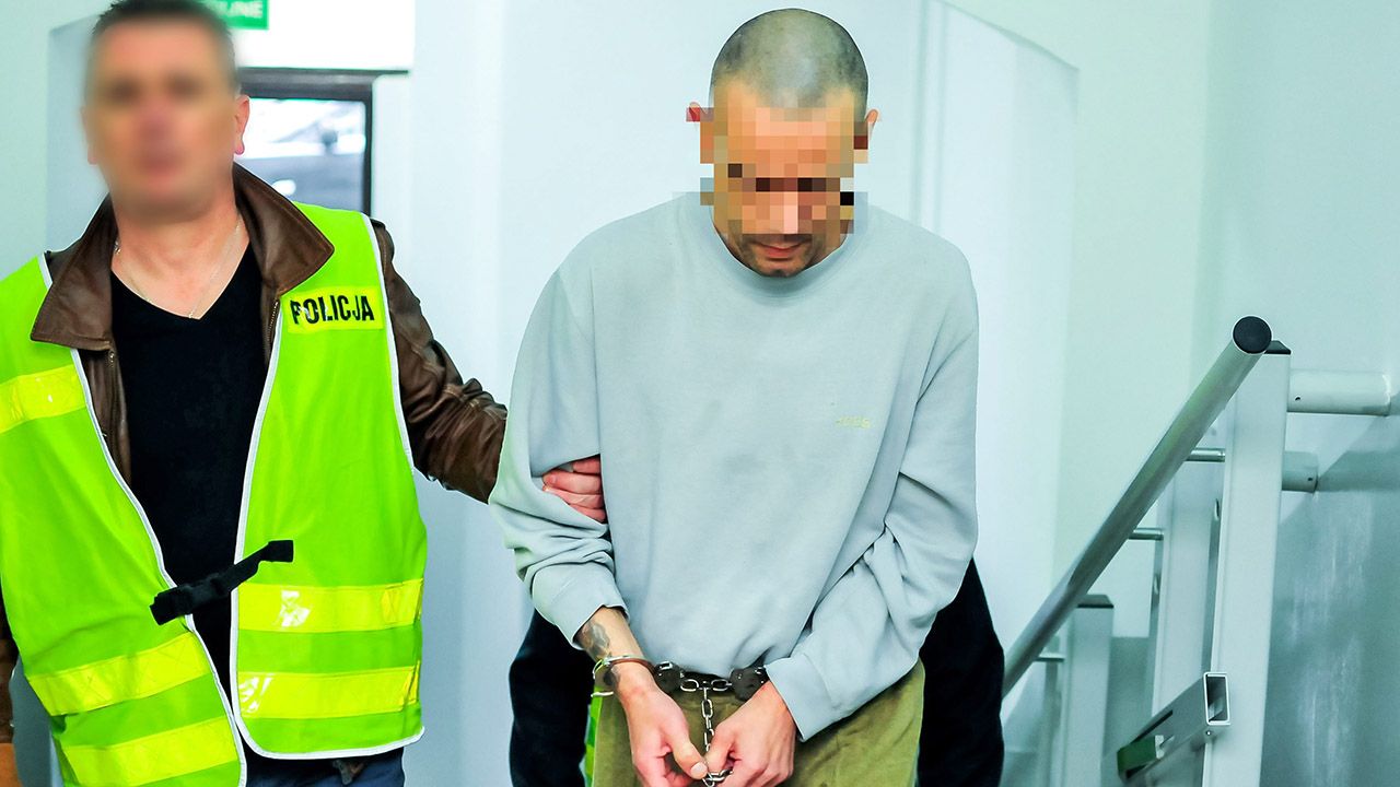 Bartosz K. (P) doprowadzany na salę Sądu Rejonowego w Grudziądzu (fot. arch.PAP/Tytus Żmijewski) Bartosz K. (P) doprowadzany na salę Sądu Rejonowego w Grudziądzu (fot. arch.PAP/Tytus Żmijewski)