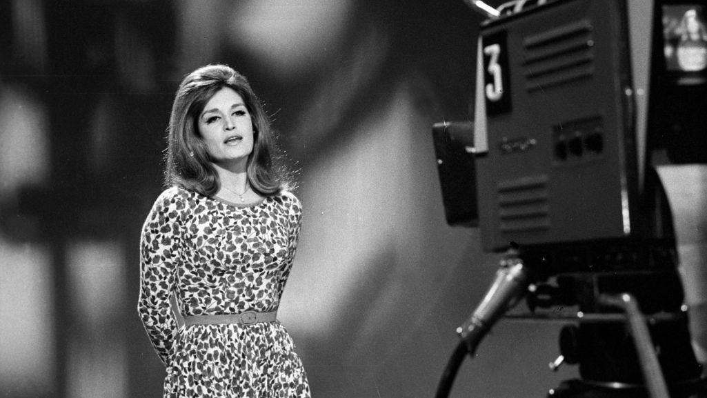 Dalida śpiewa na planie filmowym. Fot. Guy Breemat/INA/Getty Images