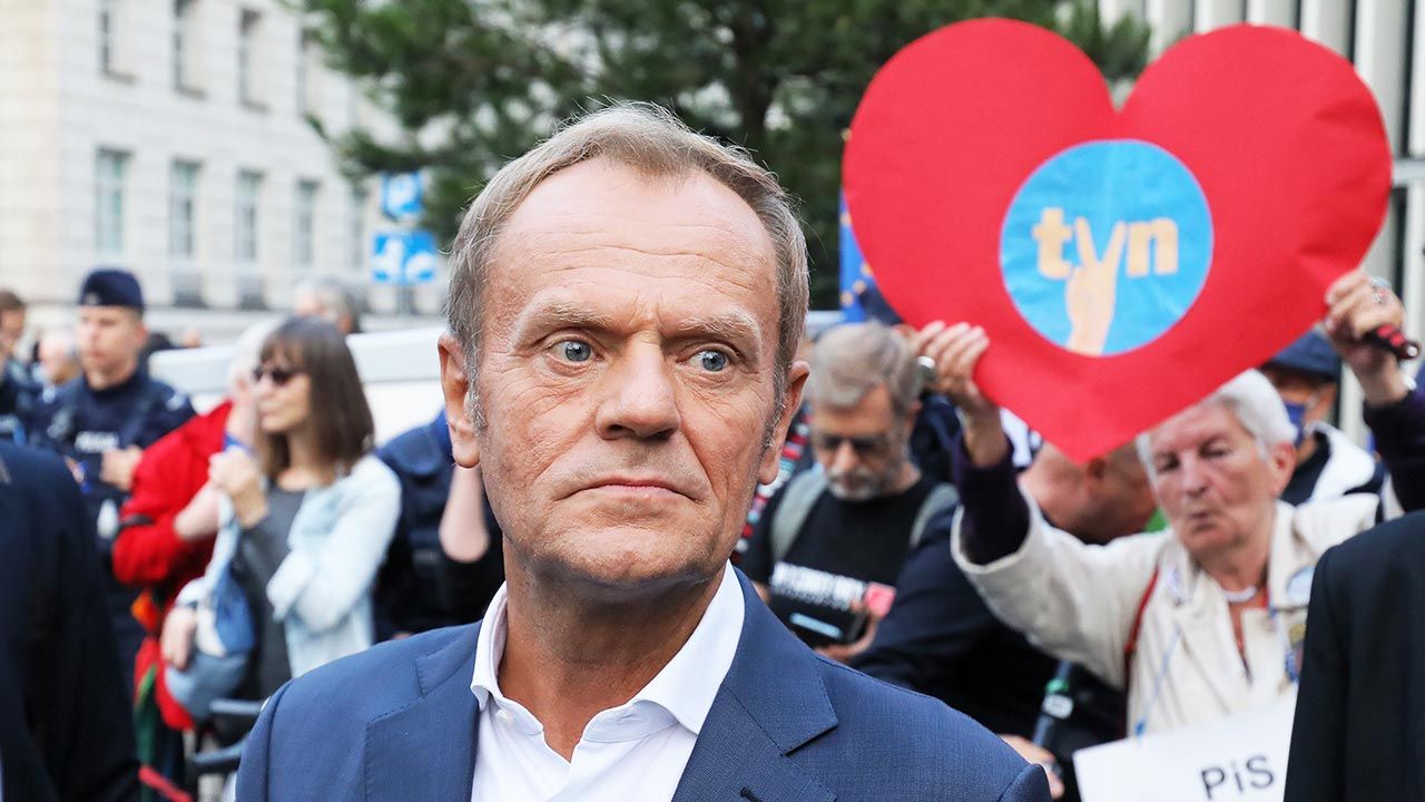 Donald Tusk sam wychodził na ulicę w proteście przeciwko nowym przepisom (fot. PAP/Paweł Supernak)