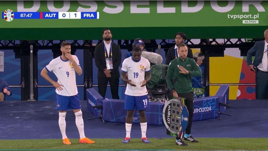 4. Sędzia techniczny informuje sędziego głównego, że w tej przerwie wymiany w reprezentacji Francji nie będzie (fot. TVPSPORT.PL) 4. Sędzia techniczny informuje sędziego głównego, że w tej przerwie wymiany w reprezentacji Francji nie będzie (fot. TVPSPORT.PL)
