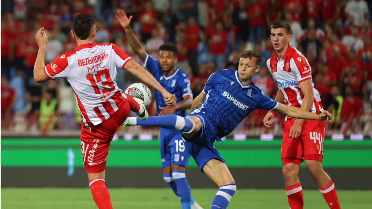 Kornel Lisman w meczu z Crveną zvezdą Belgrad (fot. PAP).