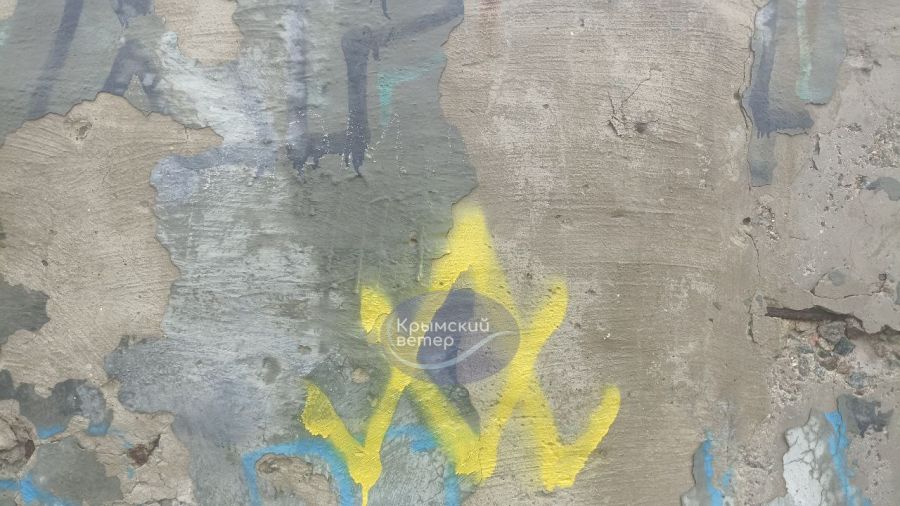 Znak ruchu oporu Atesz na ścianie budynku na okupowanym Krymie. (Zdj. t.me/atesh_ua)