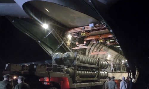3 października 2018 rosyjski samolot transportowy An-124-100 przywiózł do rosyjskiej bazy wojskowej Hmeimim systemy rakietowe S-300. Fot.  Getty Images/TASS