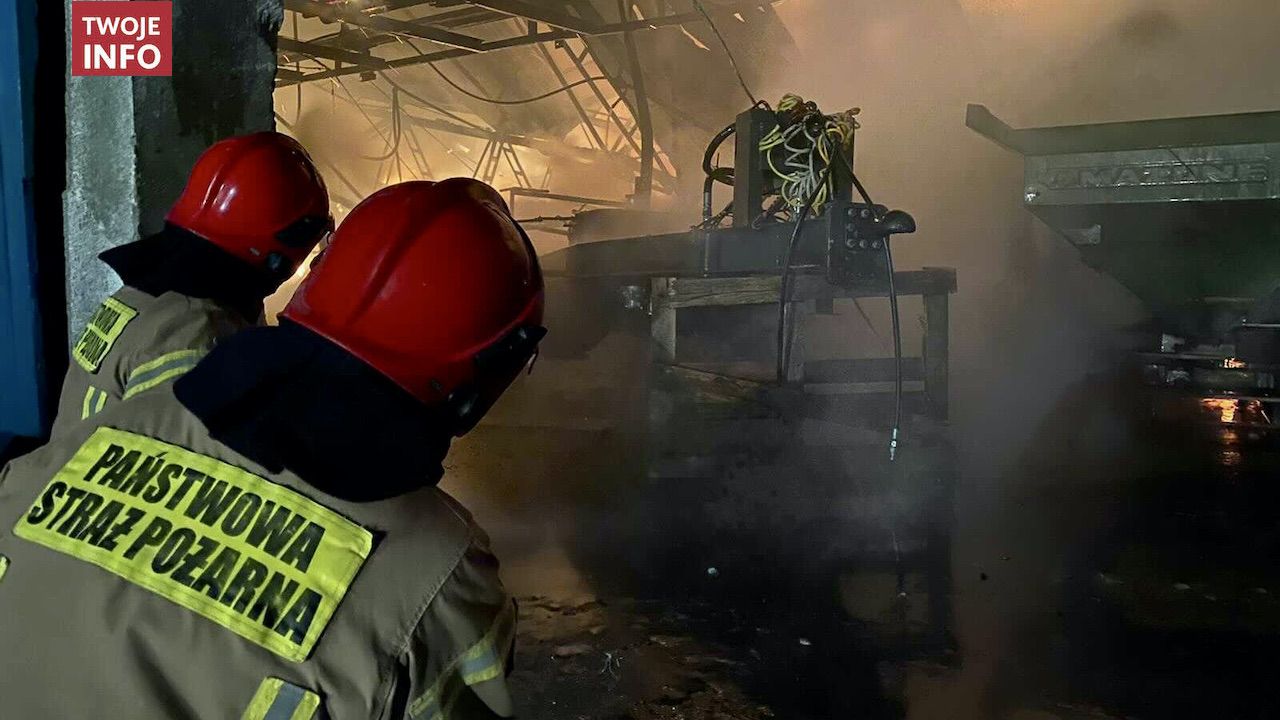 Na miejscu pracuje 19 zastępów straży pożarnej (fot. Twoje Info) Na miejscu pracuje 19 zastępów straży pożarnej (fot. Twoje Info)
