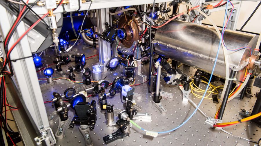 The connection line allows real-time comparisons between leading atomic clocks in Poland and Germany. Photo: PAP/Tytus Żmijewski