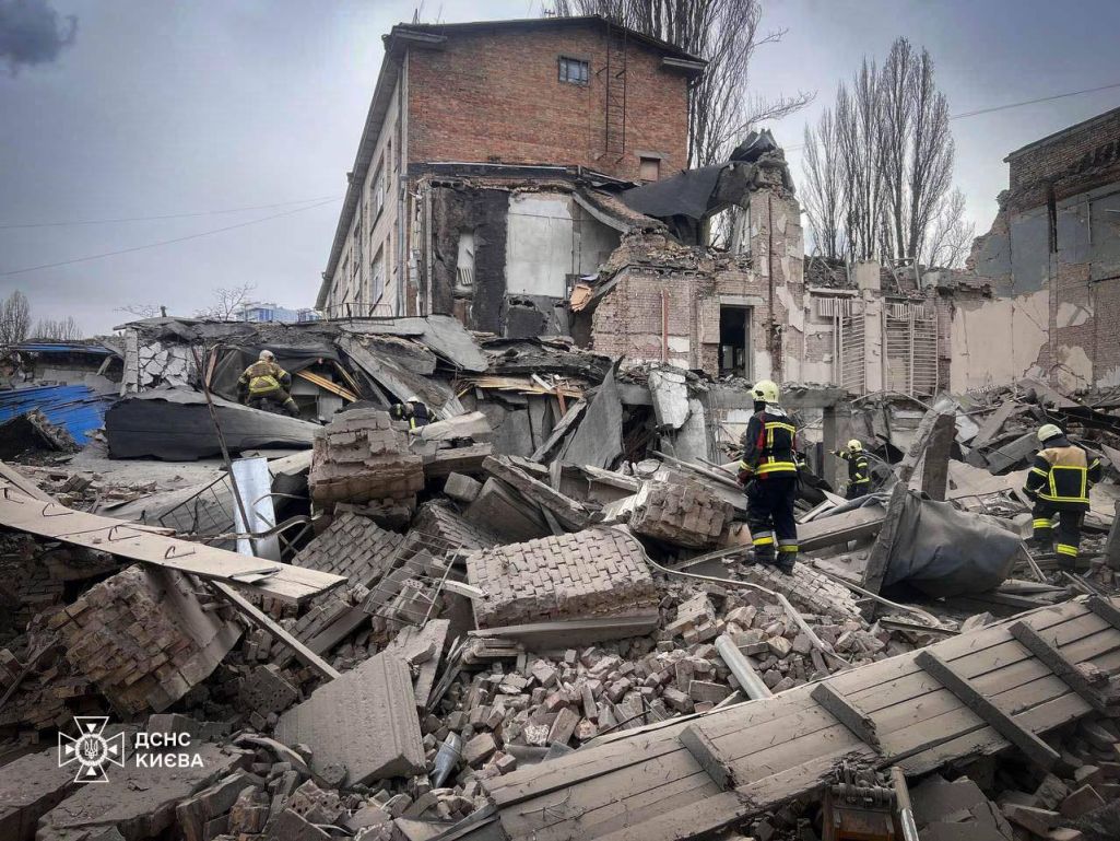 Наступствы ракетнага абстрэлу Кіева 25 сакавіка 2024 года. (Фота: КМВА (Київська міська військова адміністрація) / Telegram)