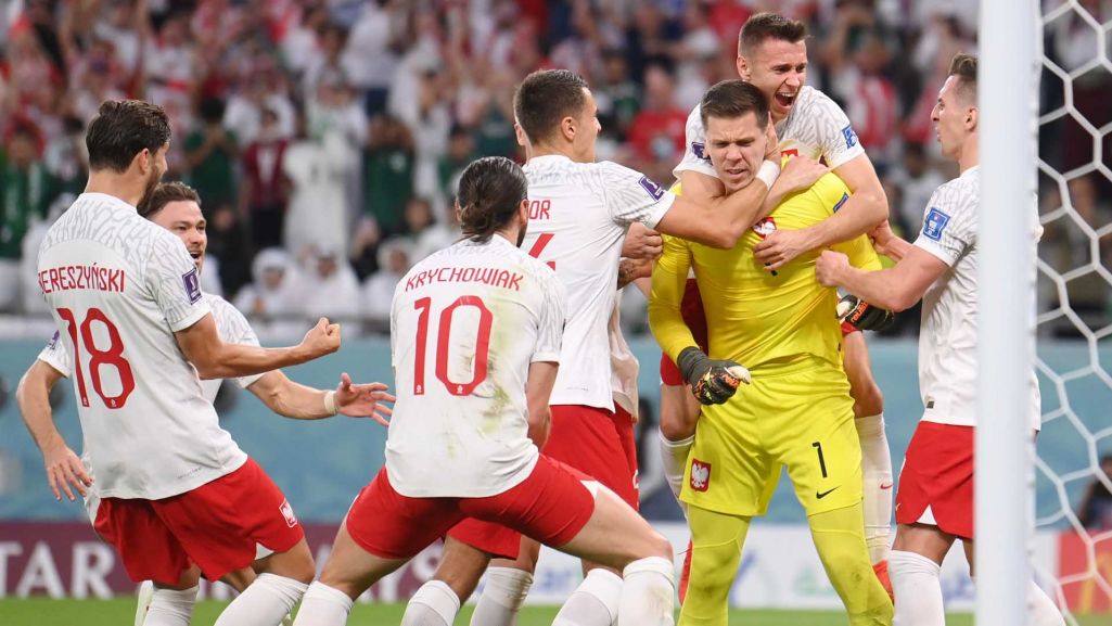 Od 2009 do 2024 roku Szczęsny zasilał również szeregi reprezentacji Polski. Jednym z jego najbardziej pamiętnych występów był ten podczas mistrzostw świata w Katarze w 2022 roku, gdy obronił karnego od Messiego. Fot. Laurence Griffiths/GettyImages