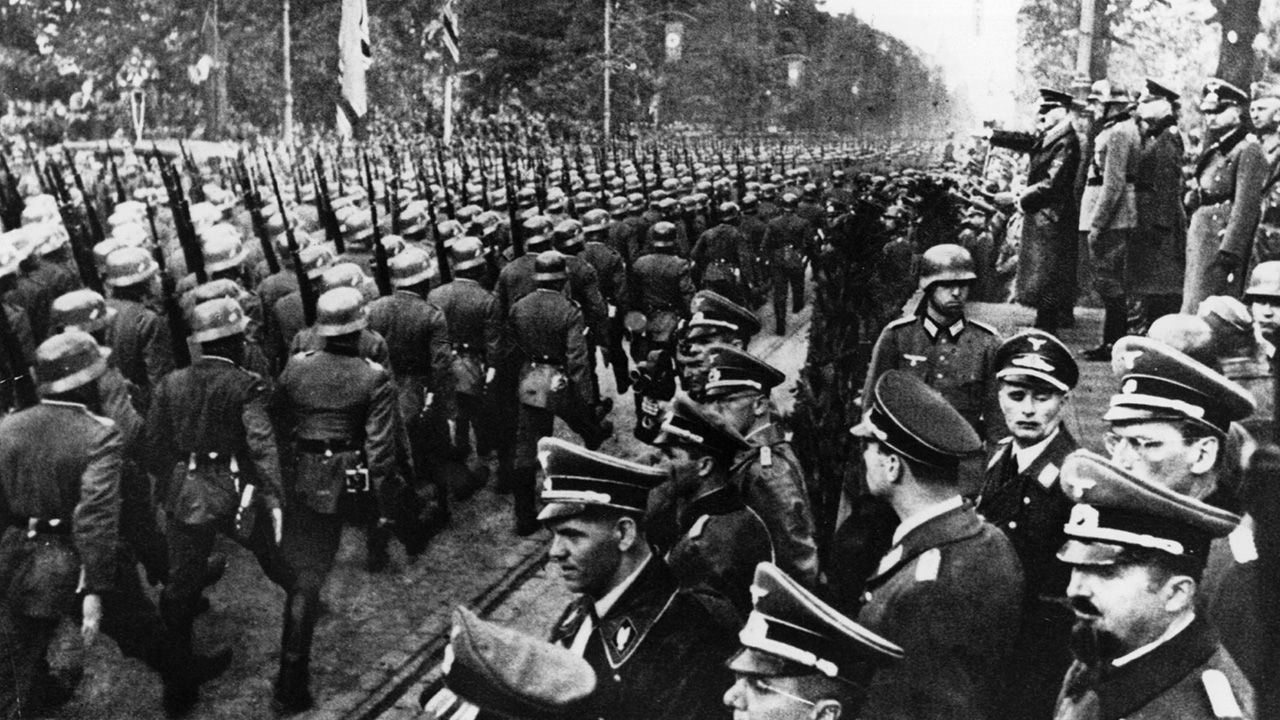Parada wojsk niemieckich przed Adolfem Hitlerem w Warszawie, 1939 r. (fot. Jack Taylor/Getty Images)