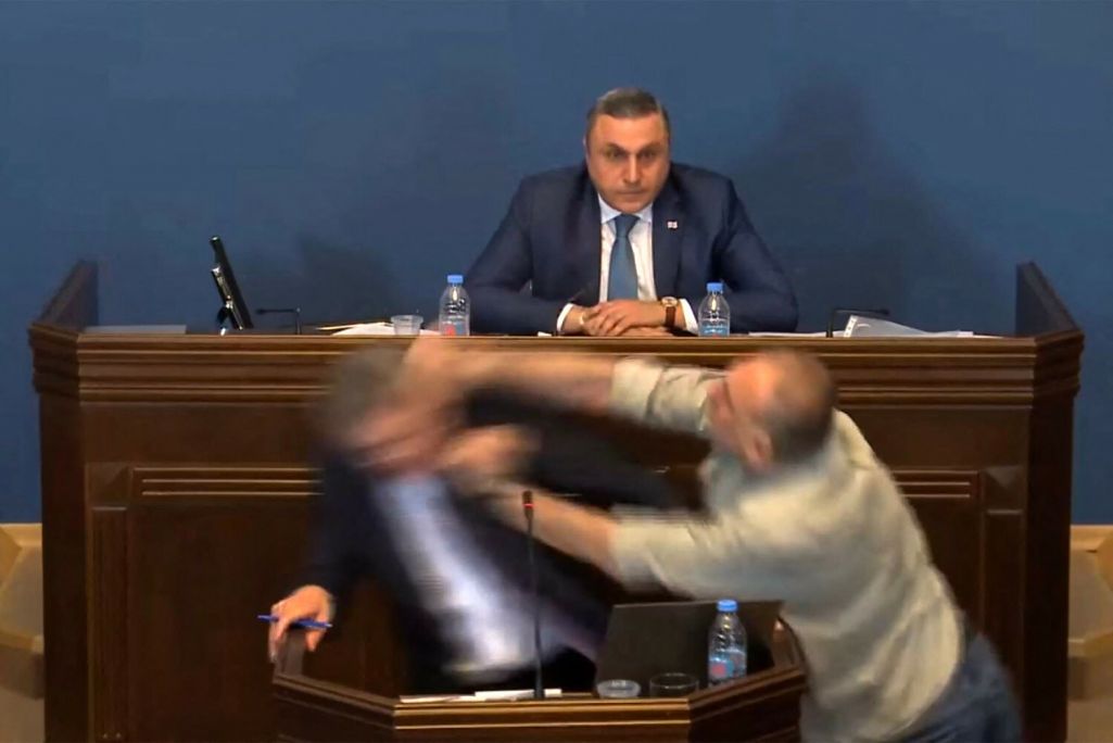 Бойка чальцоў парламенту падчас пленарнага пасяджэння, дзе абмяркоўвалася паўторнае ўнясенне спрэчнага законапраекту пра «замежных агентаў», які стаў прычынай маштабных дэманстрацый у мінулым годзе. Тбілісі, Грузія. 15 красавіка 2024 года. (Фота: Parliament of Georgia / AFP / East News)