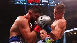 Fiodor Czerkaszyn (z prawej) w ostatnim pojedynku pokonał Eliasa Espadasa przez 