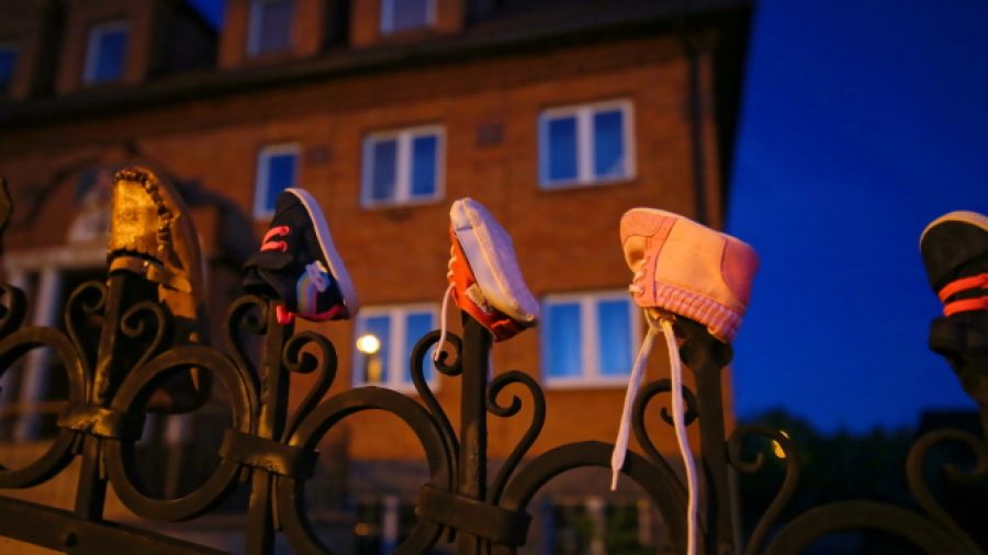 Protest przed kaliską kurią diecezjalną po filmie Sekielskich (fot. PAP/Tomasz Wojtasik)