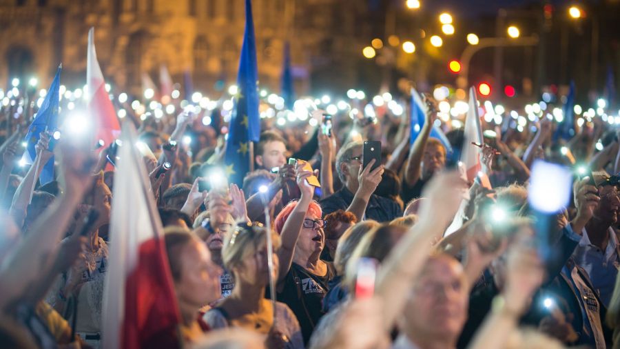 Łańcuch Światła w obronie sędziów w Poznaniu w 2018 roku (fot. Łańcuch Światła Poznań/fb)