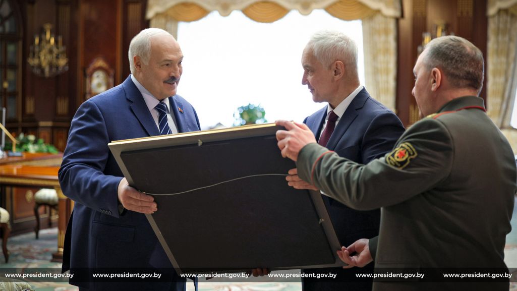Кіраўнік Беларусі Аляксандр Лукашэнка падчас сустрэчы з міністрам абароны Расеі Андрэем Белавусавым. Менск, Беларусь. 16 траўня 2025 года. Фота: president.gov.by