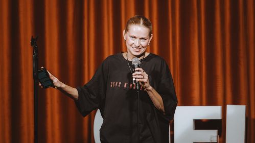 Ксенія Емяльянчык выступае на сустрэчы «Girl Fuck Up Night», удзельніцы якой расказваюць пра свае правалы. Варшава, Польшча. 2 кастрычніка 2025 года. Фота: Рауль Дзюк / Белсат