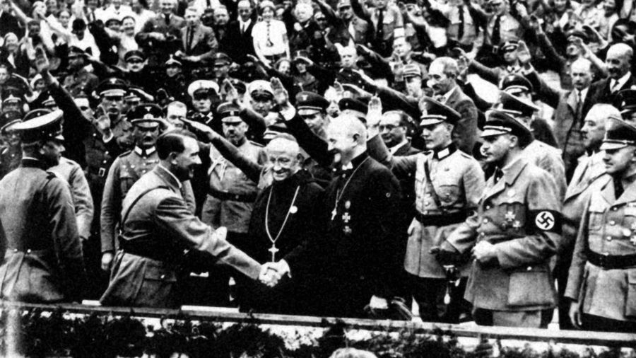 Lata II wojny światowej. Adolf Hitler wita się z niemieckimi duchownymi. Fot.  Photo12/Universal Images Group via Getty Images