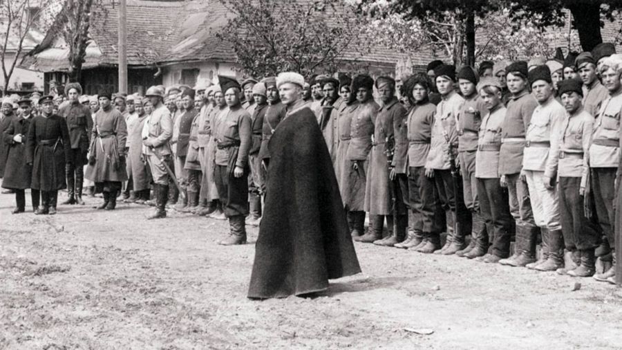 Semen Petlura (z lewej) dokonuje przeglądu oddziałów ukraińskich. Kijów, maj 1920. Przed oddziałem stoi gen. Iwan Omelianowicz-Pawlenko. Fot. PAP