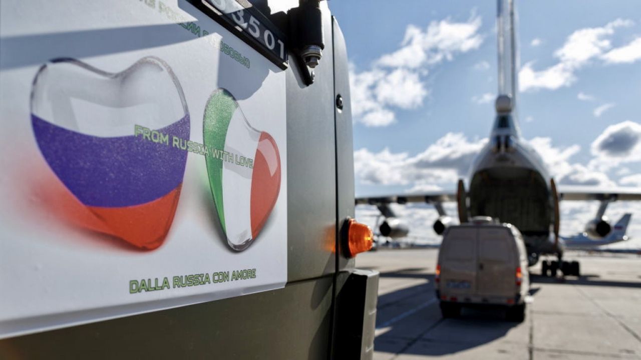 Rosyjski wywiad we Włoszech w ramach akcji humanitarnej „Z Rosji z miłością” (fot. Russian Defence Ministry\TASS via Getty Images) Rosyjski wywiad we Włoszech w ramach akcji humanitarnej „Z Rosji z miłością” (fot. Russian Defence Ministry\TASS via Getty Images)