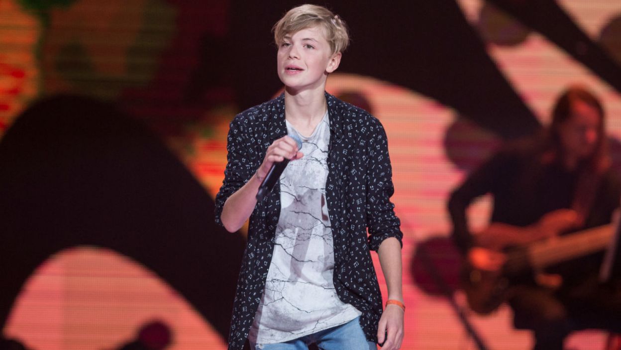 Przebój Eda Sheerana i Justina Biebera „I Don't Care” w wykonaniu Michała Raduchowicza porwał publiczność. Trenerom też się podobał, ale… nikt z nich nie zdążył się odwrócić na czas (fot. TVP/Jan Bogacz)