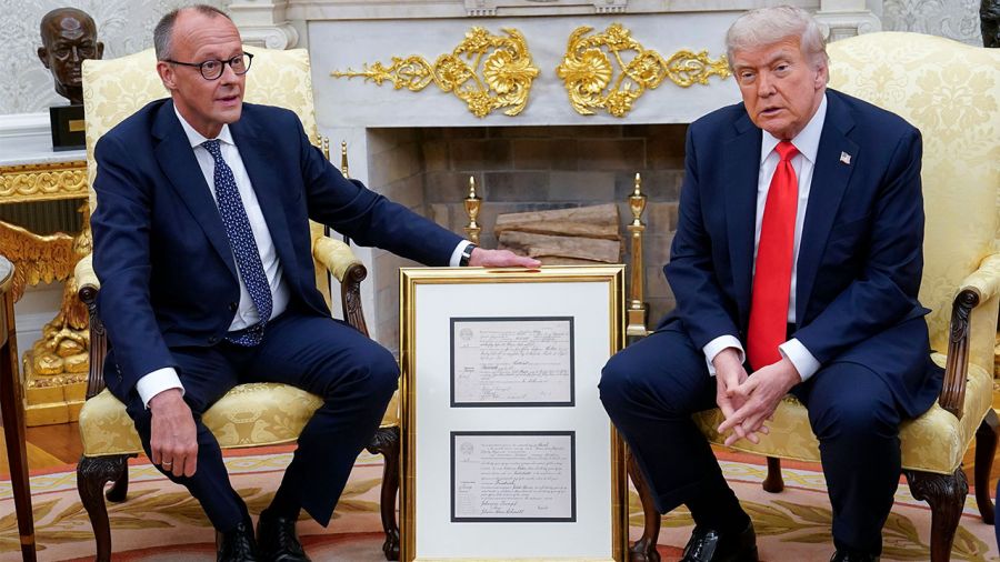 Unikatowy prezent kanclerza Niemiec dla prezydenta USA (fot. PAP/EPA).