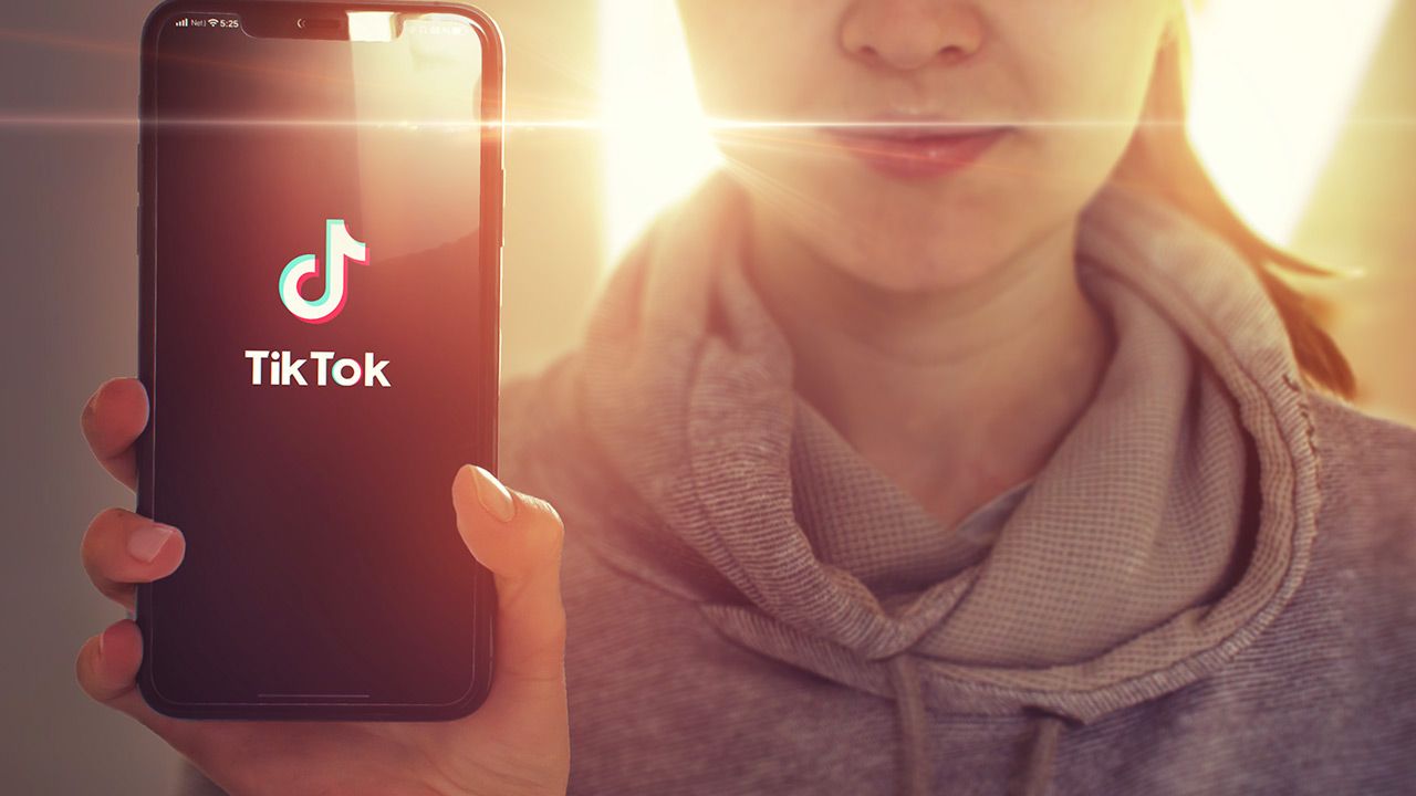 Tiktokerzy przesyłają wiadomości do losowo wybranych odbiorców (fot.Shutterstock/Tashatuvango; zdjęcie ilustracyjne) Tiktokerzy przesyłają wiadomości do losowo wybranych odbiorców (fot.Shutterstock/Tashatuvango; zdjęcie ilustracyjne)