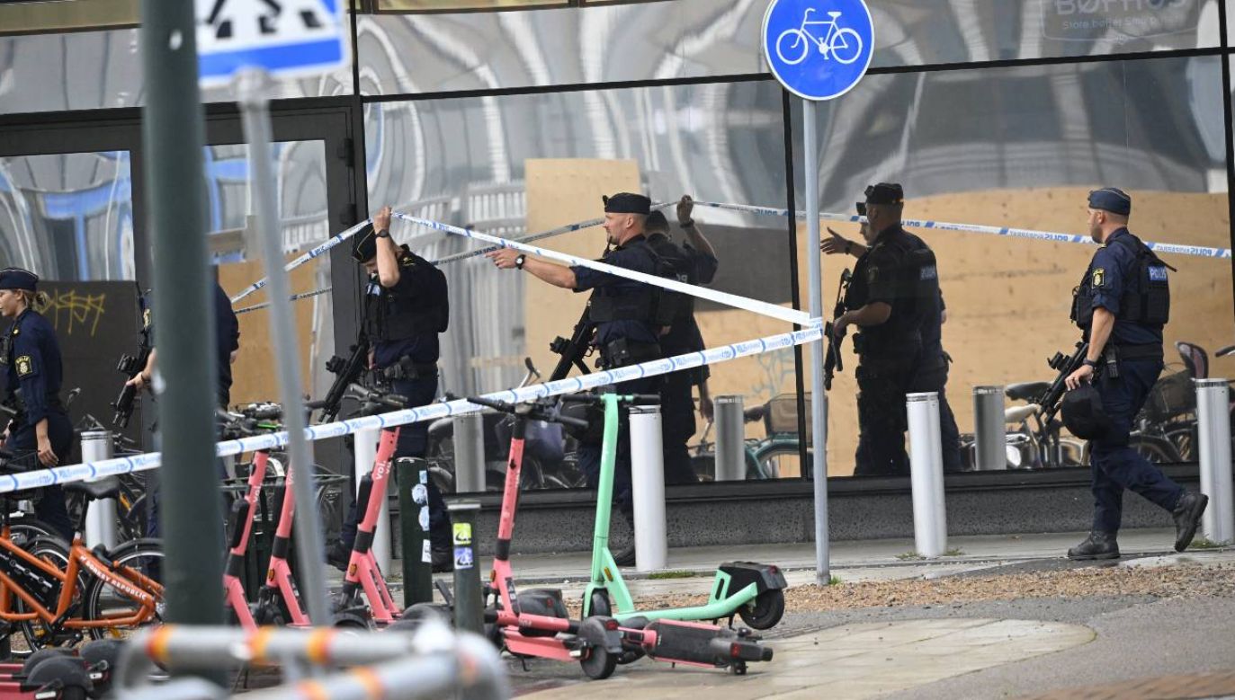 Na miejsce wysłano znaczne siły policji (fot. PAP/EPA/Johan Nilsson)