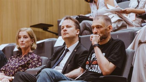 Былая амбасадарка Швецыі ў Беларусі і спецыяльная пасланніца па сувязях з дэмакратычнай супольнасцю Крысціна Юханесан, старэйшы дарадца Святланы Ціханоўскай Франак Вячорка, адзін з лідараў пратэстаў 2020 года Сяргей Ціханоўскі на канферэнцыі «Новая Беларусь». Варшава, Польшча. 10 жніўня 2025 года. Фота: Рауль Дзюк / Белсат