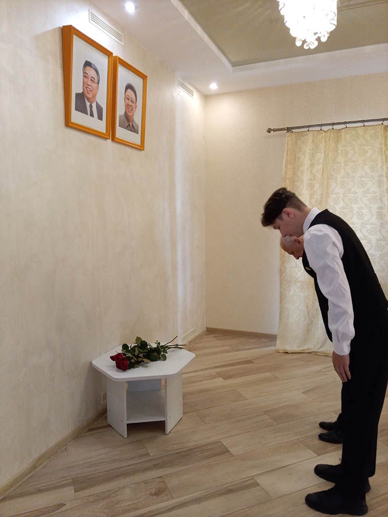 Уручэнне ўзнагароды Сяргею Дзявятых. (Фота: kcna.kp)