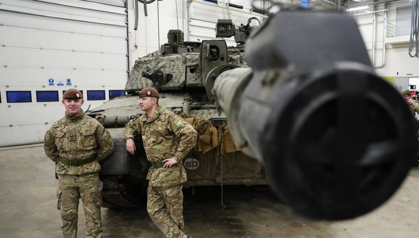 Британські військові біля танку Challenger 2, 19 січня 2023 року,фото: AP