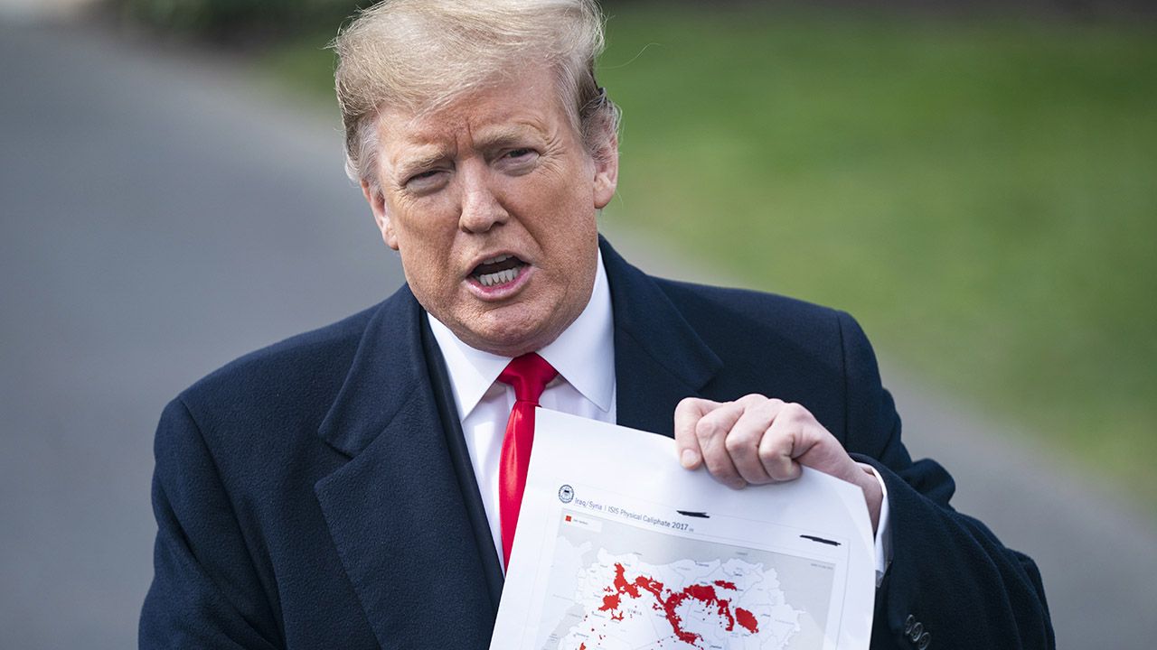 Prezydent USA pokazał dziennikarzom mapy z zaznaczonym kurczącym się obszarem zajmowanym przez IS (fot. PAP/EPA/JIM LO SCALZO) Prezydent USA pokazał dziennikarzom mapy z zaznaczonym kurczącym się obszarem zajmowanym przez IS (fot. PAP/EPA/JIM LO SCALZO)